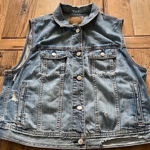 AMERICAN EAGLE distressed jean vest